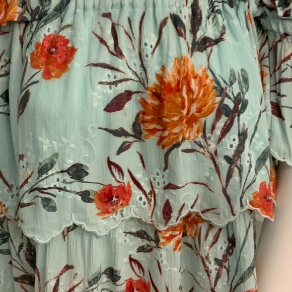 NWT Mint floral top with eyelet detailing, tie shoulders and cold shoulder - Picture 3 of 5